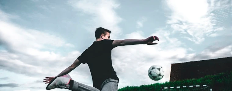 Sân vận động rực sáng về đêm trong trận chung kết World Cup 2026 với cổ động viên Tây Ban Nha và Argentina lấp đầy khán đài quanh mặt cỏ xanh